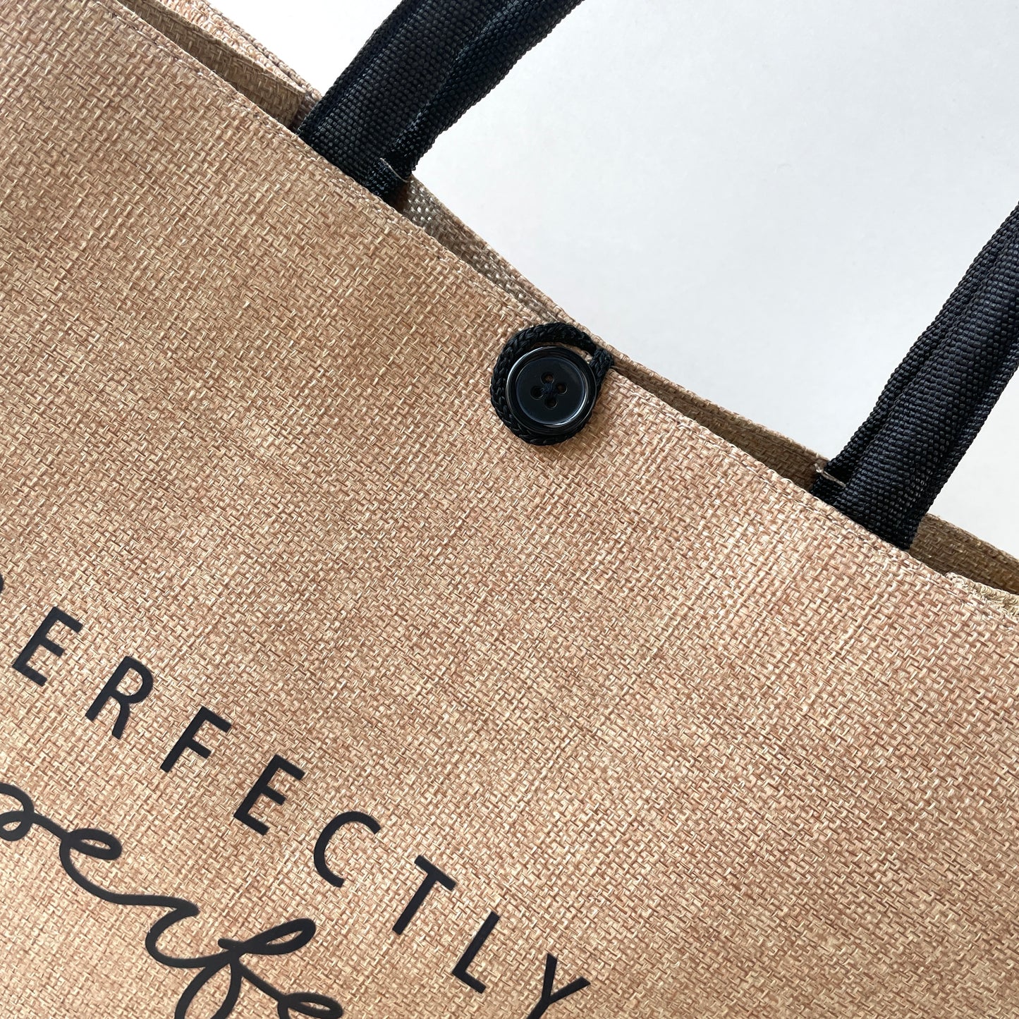 Schultertasche „Perfekt unperfekt“ mit Knopfverschluss