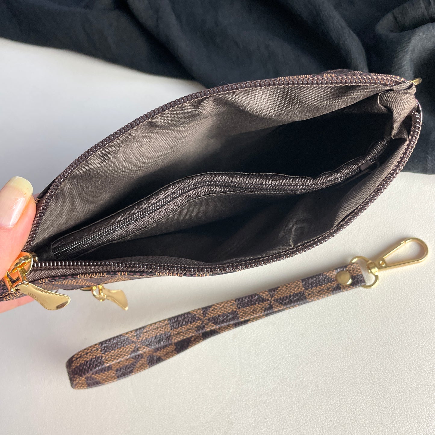 Mini Handtasche mit Handgelenkband | Portemonnaie | Muster Kaffeebraun